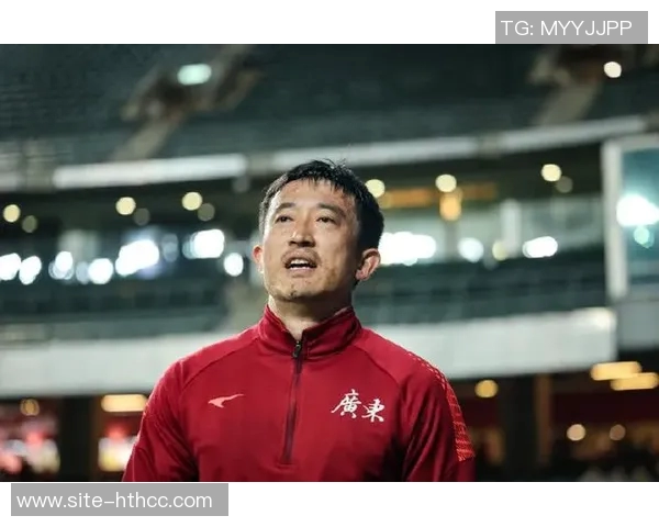 姜至鹏强行阻止主裁判出牌引发争议广东省港杯点球判罚引发热议 姜至鹏强行阻止主裁判出牌引发争议广东省港杯点球判罚引发热议