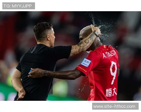 前利雅得胜利主帅卡斯特罗加盟格雷米奥C罗在评论区送上祝贺 前利雅得胜利主帅卡斯特罗加盟格雷米奥C罗在评论区送上祝贺