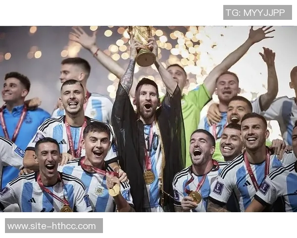 德保罗晒世界杯夺冠三周年纪念照身披球网叼雪茄感慨一切都值得